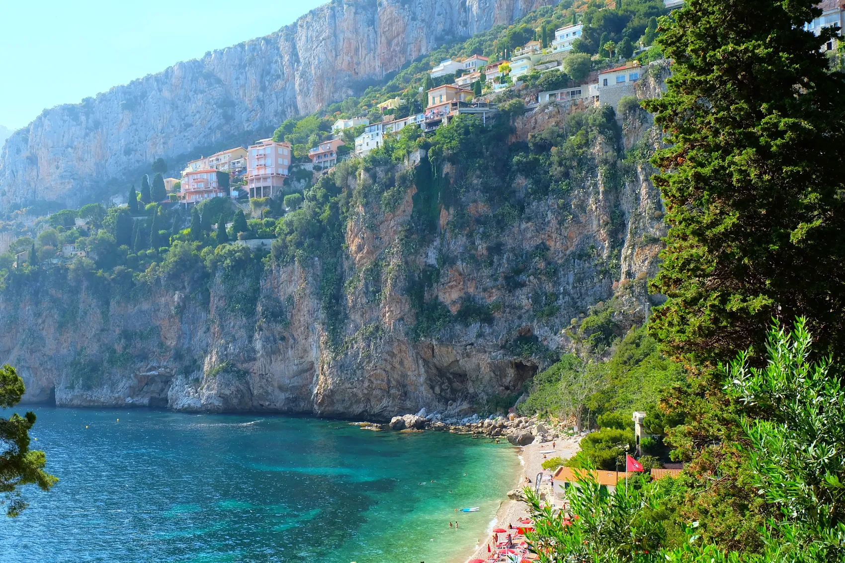 La crique de la Mala et son eau turquoise entre les falaises du Cap-d'Ail