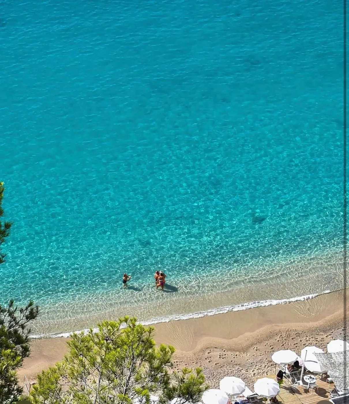 L'eau turquoise et le sable de la plage des Marinières à Villefranche