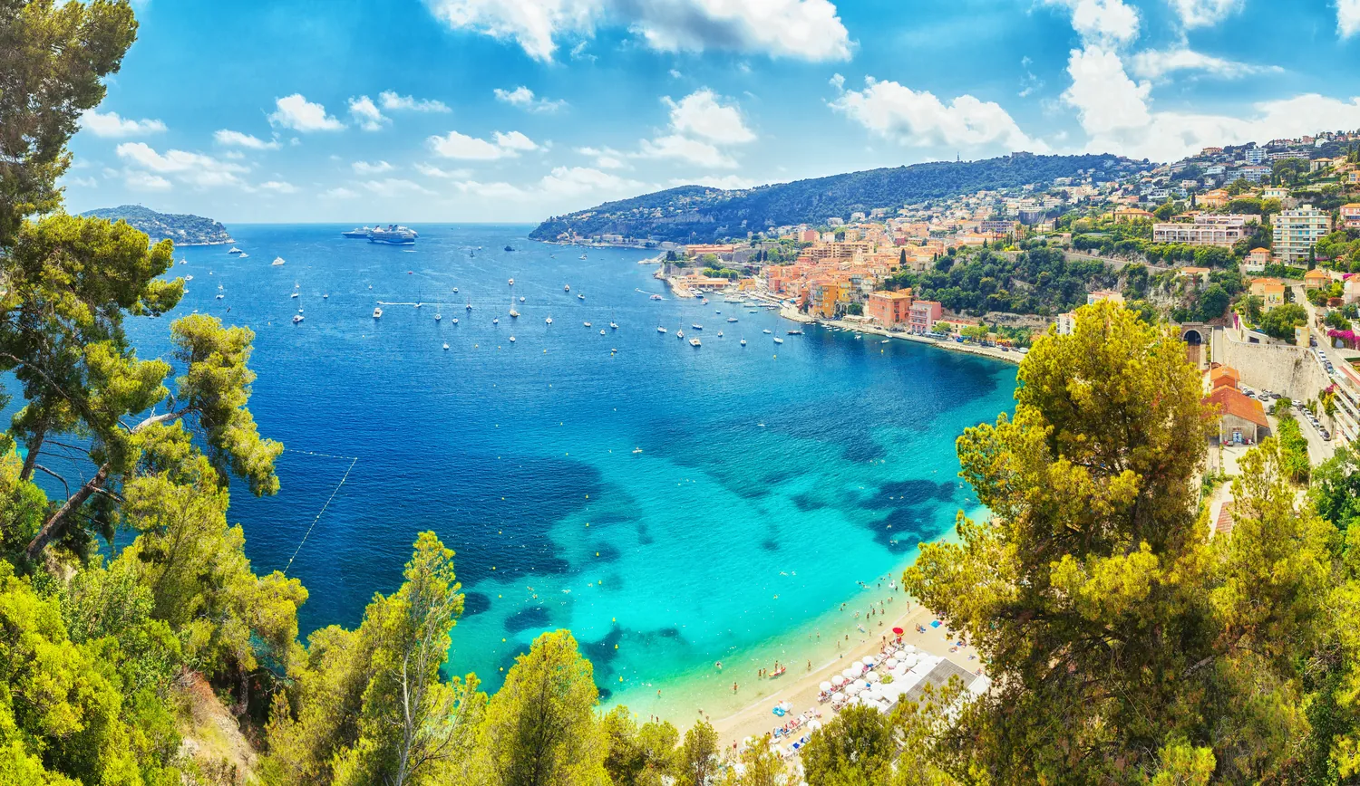 La rade et la plage des Marinières vues d'en haut à Villefranche-sur-Mer