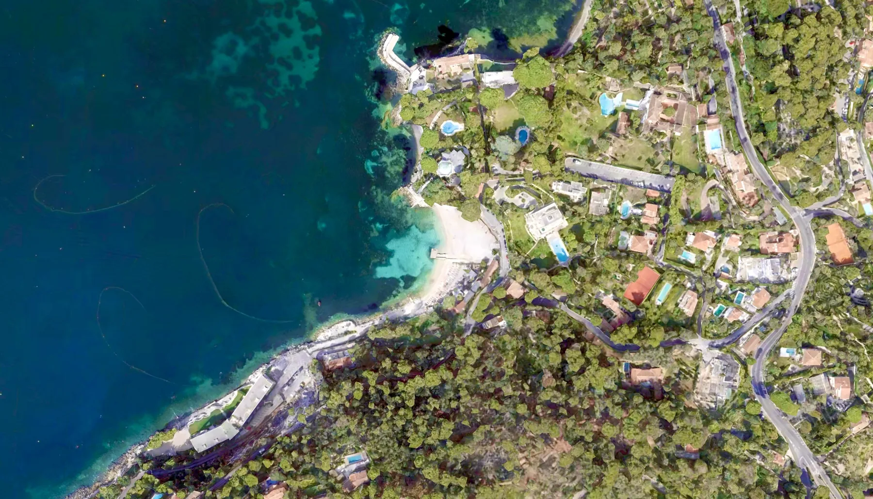 La plage de Passable vue du ciel, face à la rade de Villefranche au Cap-Ferrat