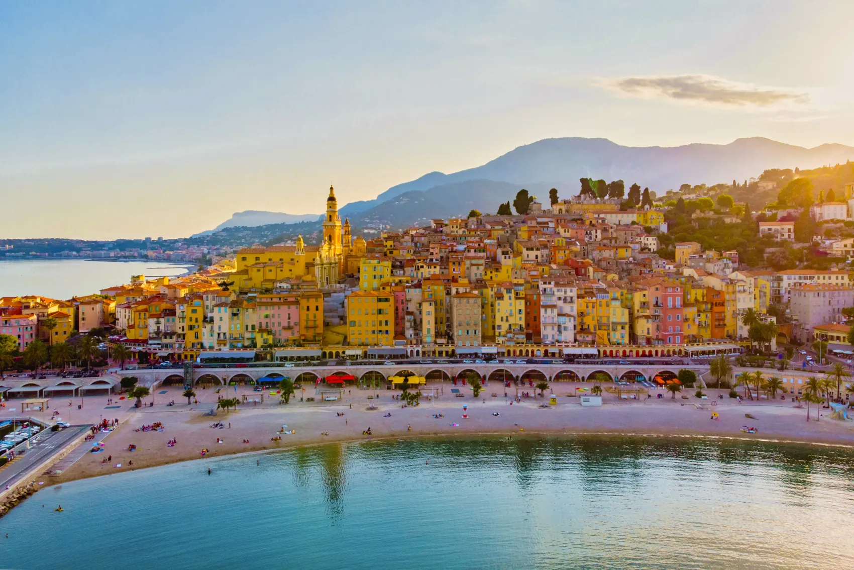 La plage des Sablettes à Menton et ses gravillons fins au bord d'une eau peu profonde