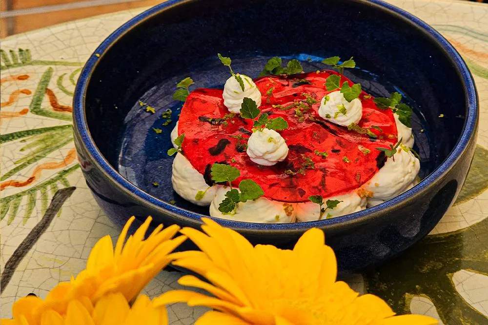 Un plat coloré servi au restaurant du patio de La Pérouse