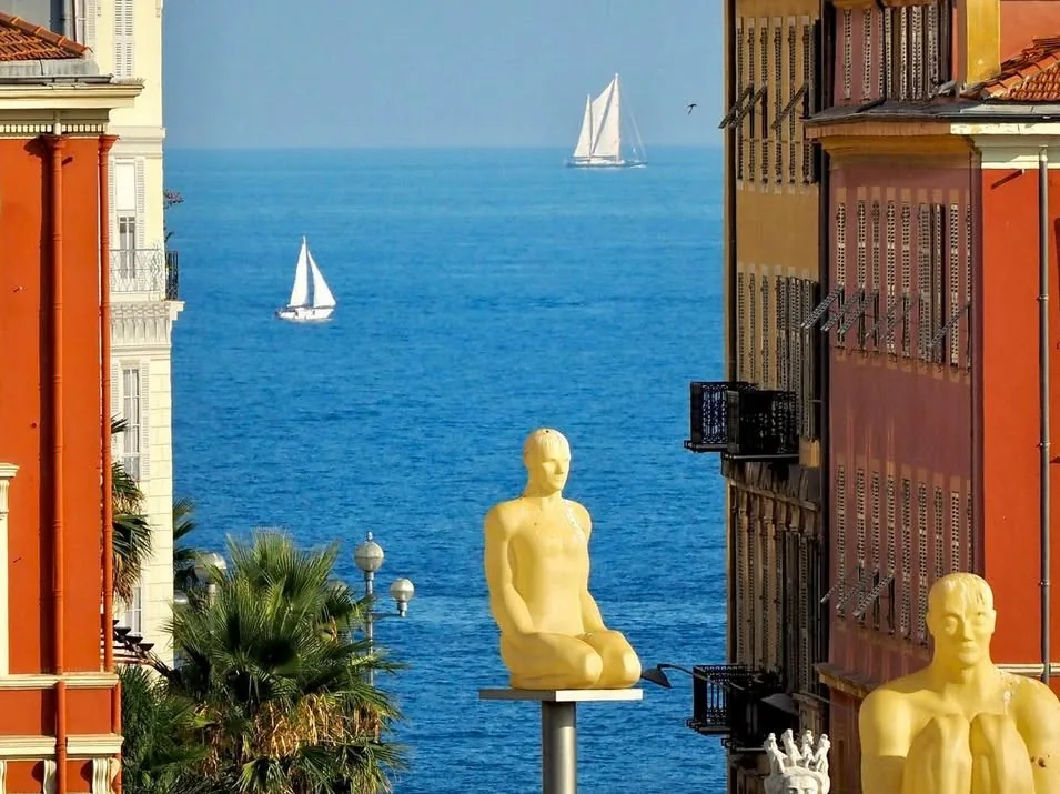Les statues jaunes de Jaume Plensa de la place Masséna, face à la mer