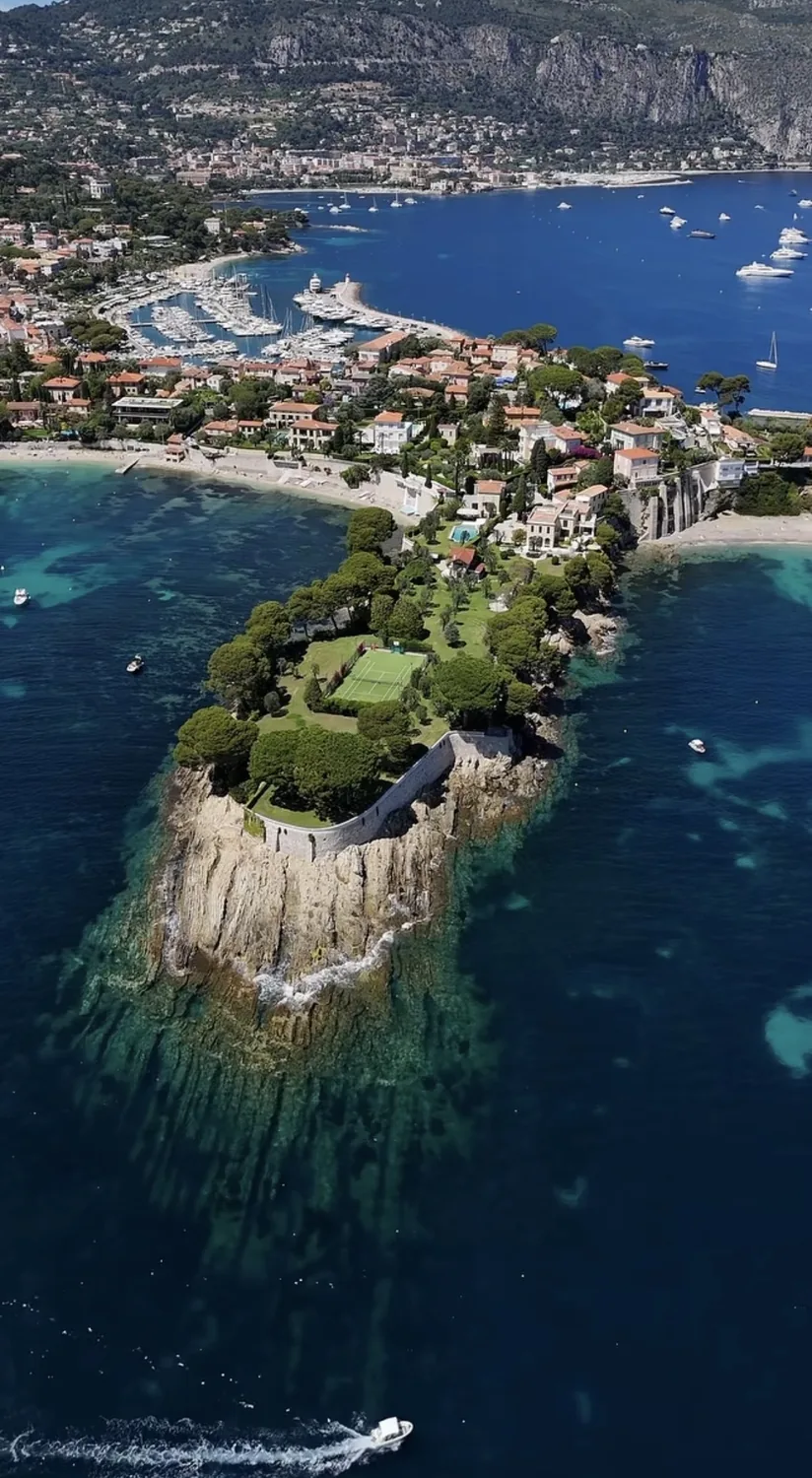 La pointe de Saint-Jean-Cap-Ferrat vue du ciel, le long de la promenade des Fossettes