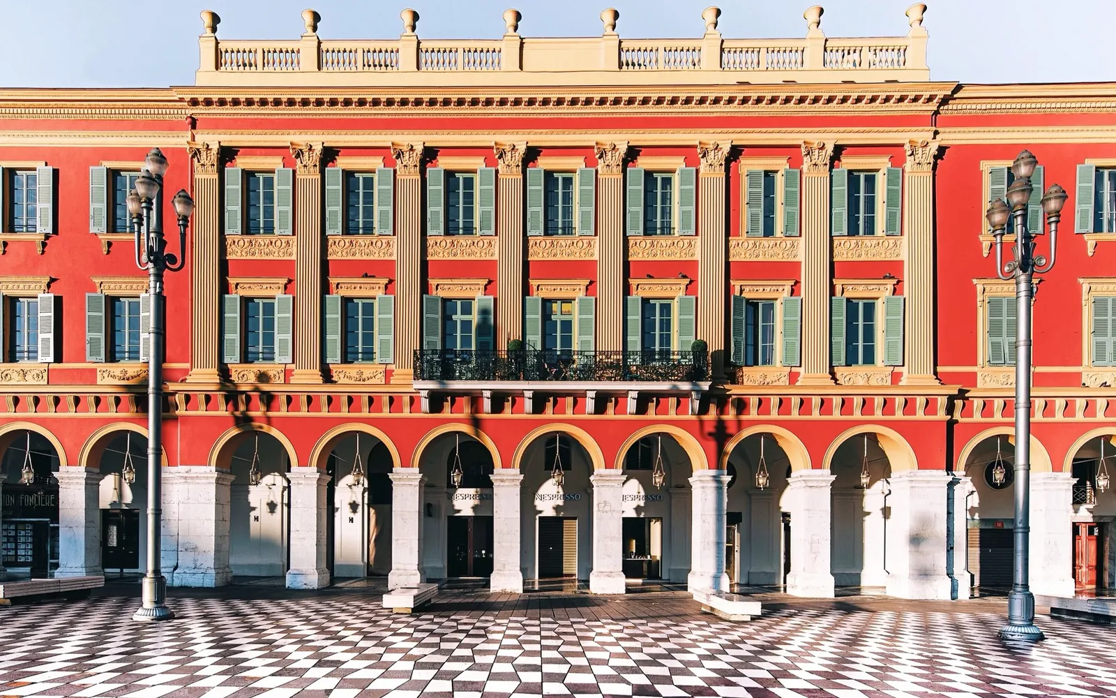 La place Masséna, ses façades rouges et son damier