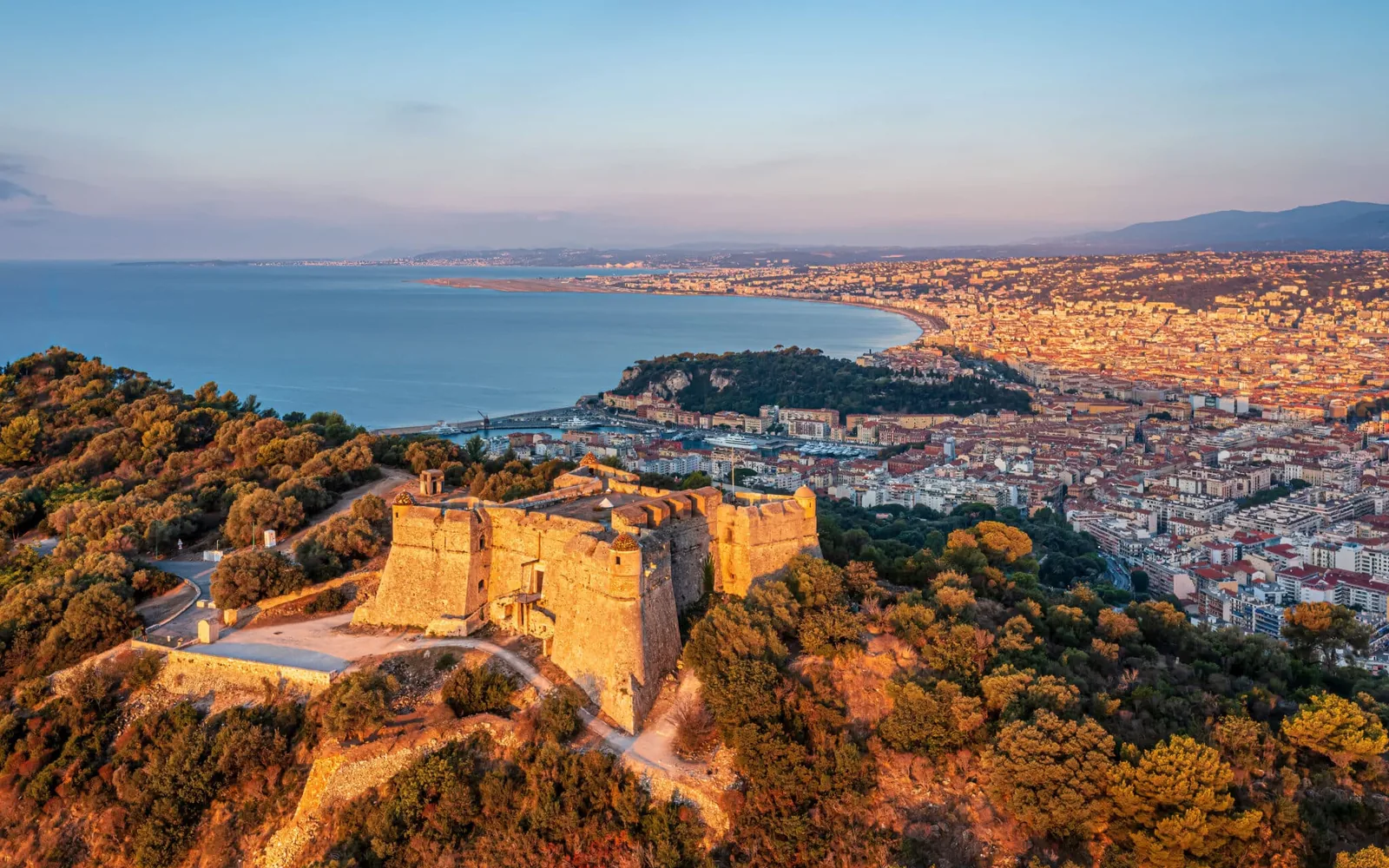 Le fort du Mont Alban au-dessus de la baie de Nice