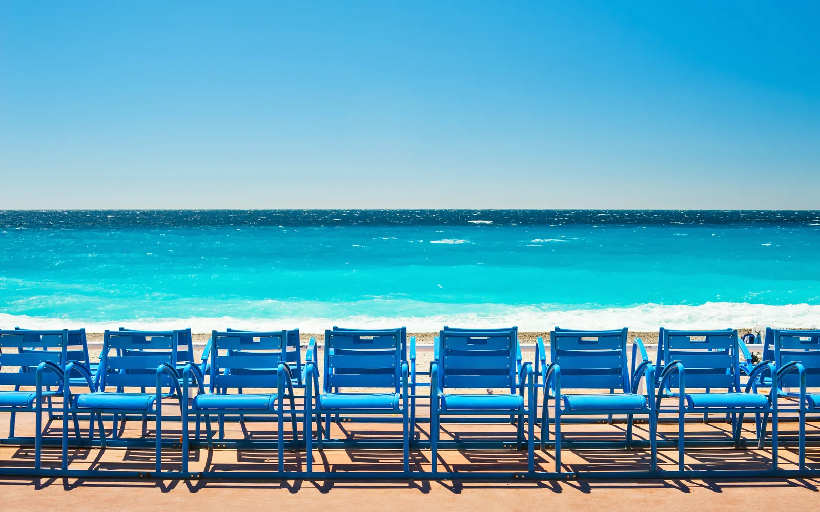 Les chaises bleues de la Promenade des Anglais face à la mer
