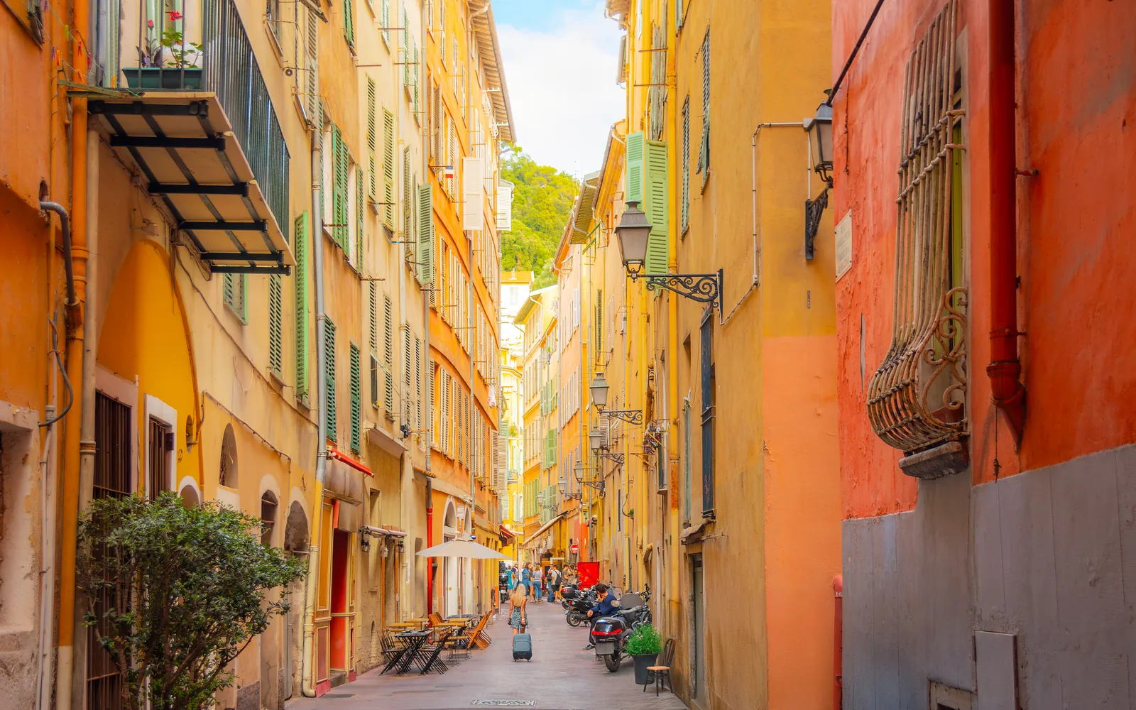 Ruelle colorée du Vieux-Nice aux façades ocre
