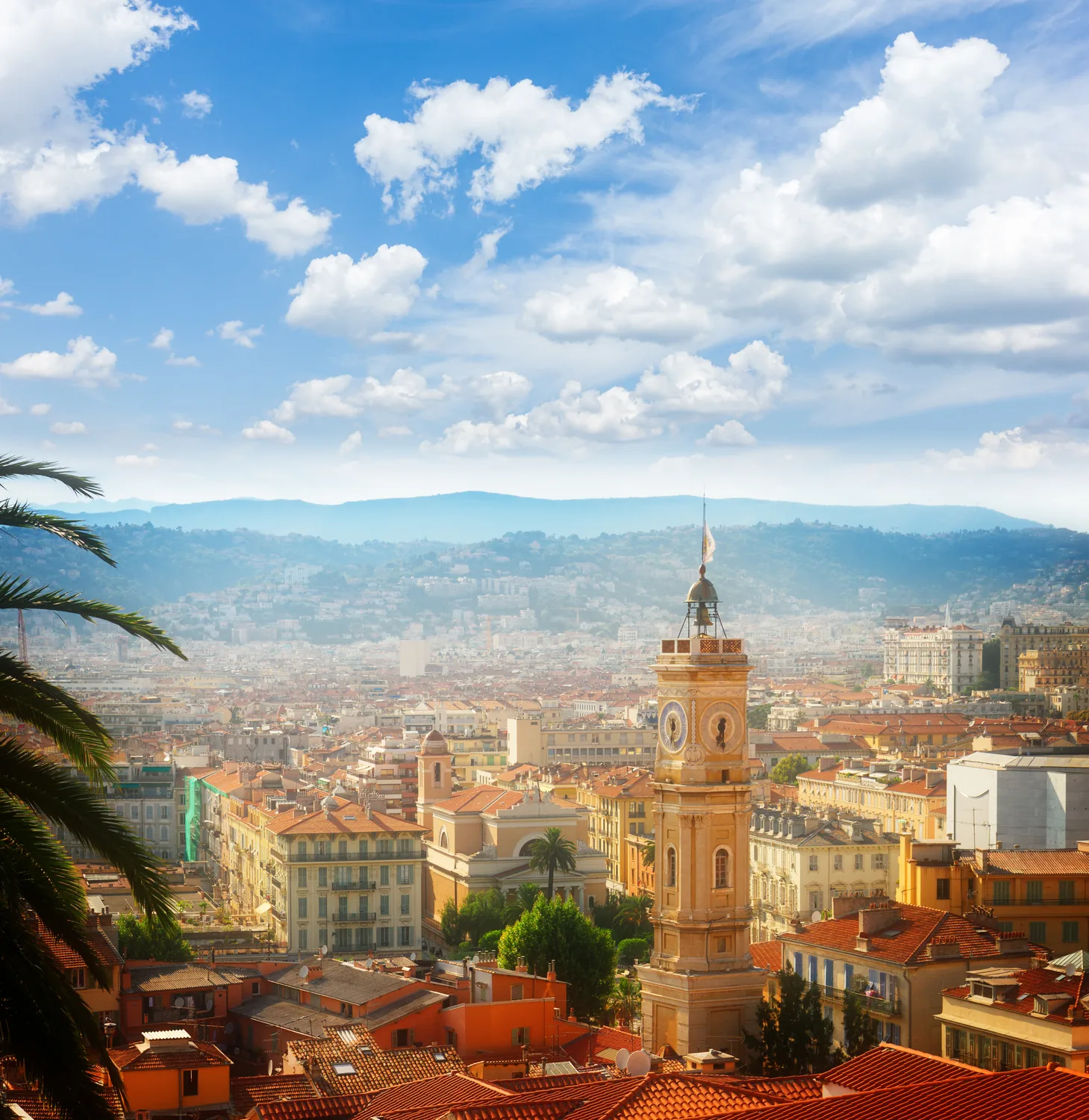 Les toits de la vieille ville de Nice et la tour de l’Horloge, face aux collines