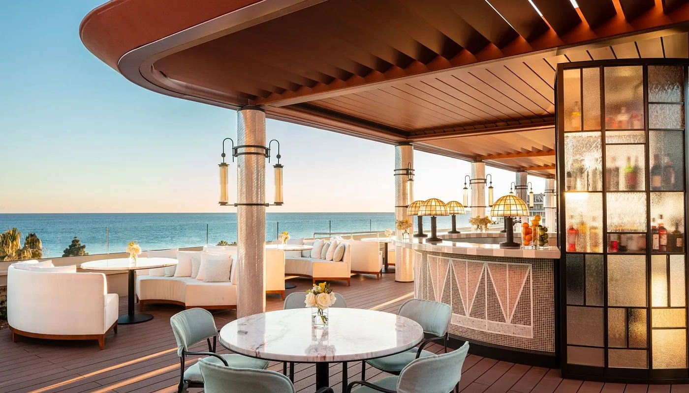 Le rooftop SEEN, sur le toit de l’hôtel Anantara Plaza à Nice, face à la mer au coucher du soleil