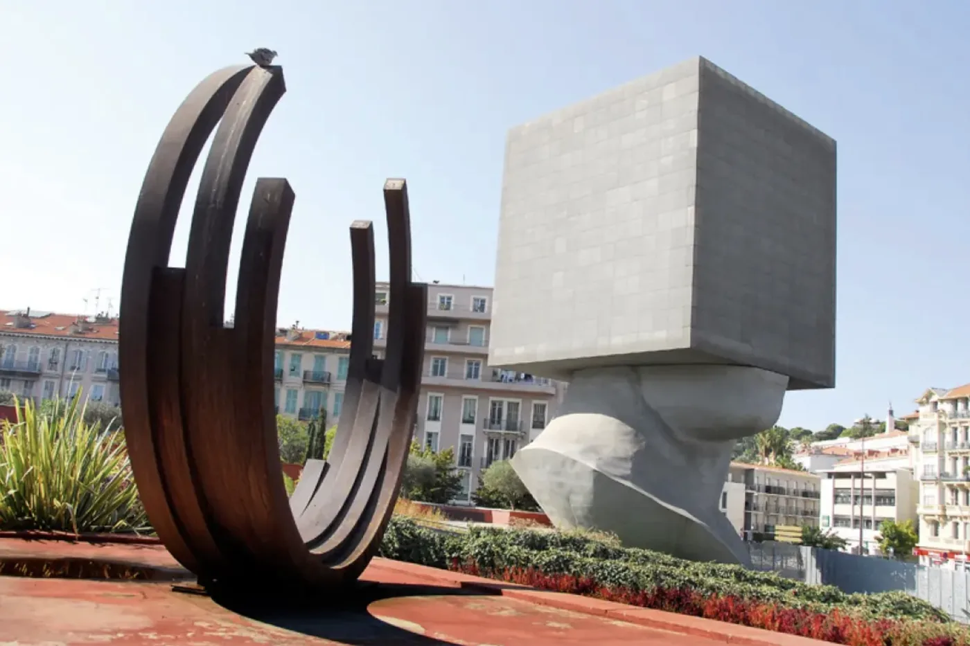 La Tête Carrée de Sacha Sosno, sculpture habitée près du MAMAC