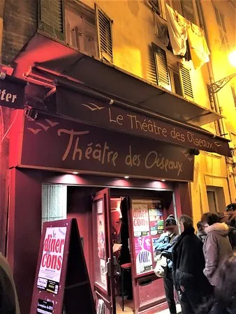 La façade du Théâtre des Oiseaux, café-théâtre du Vieux-Nice, le soir
