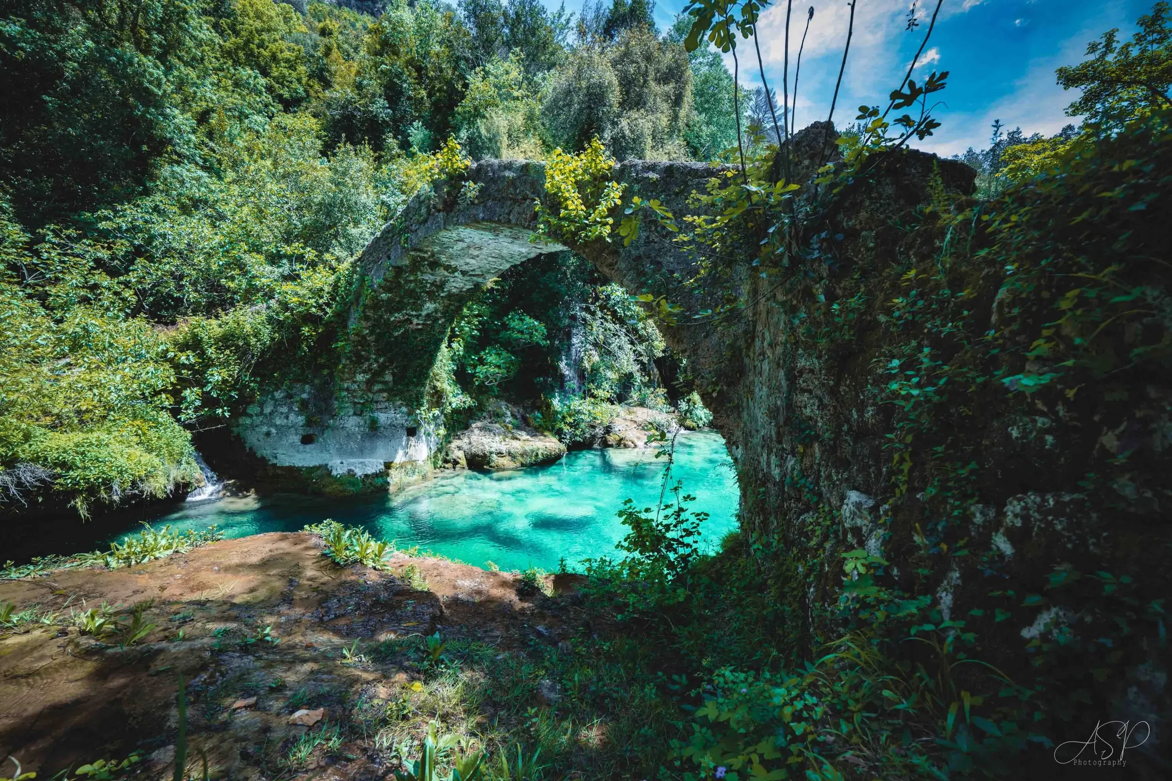Le vieux pont de pierre des Tuves enjambant les eaux turquoise de la Siagne