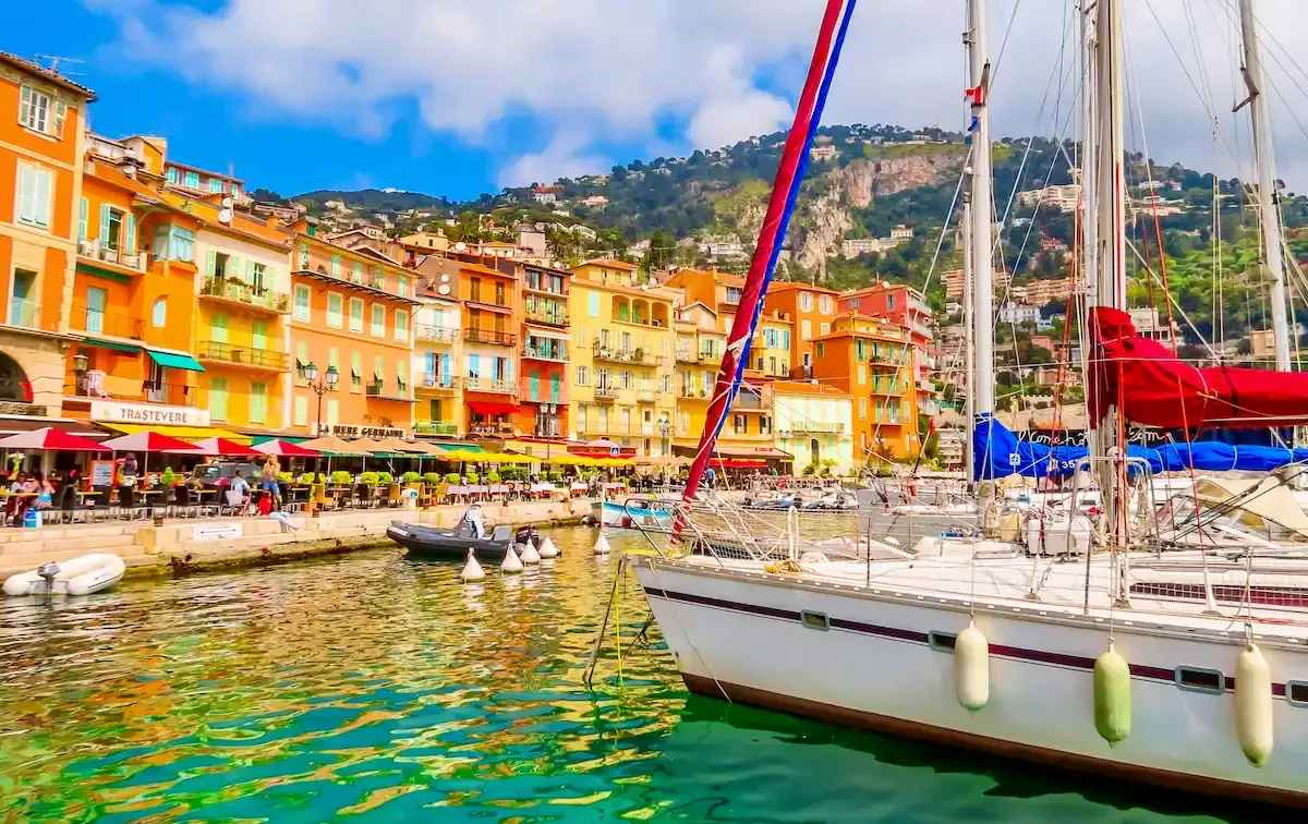 Les façades colorées et le port de la vieille ville de Villefranche-sur-Mer