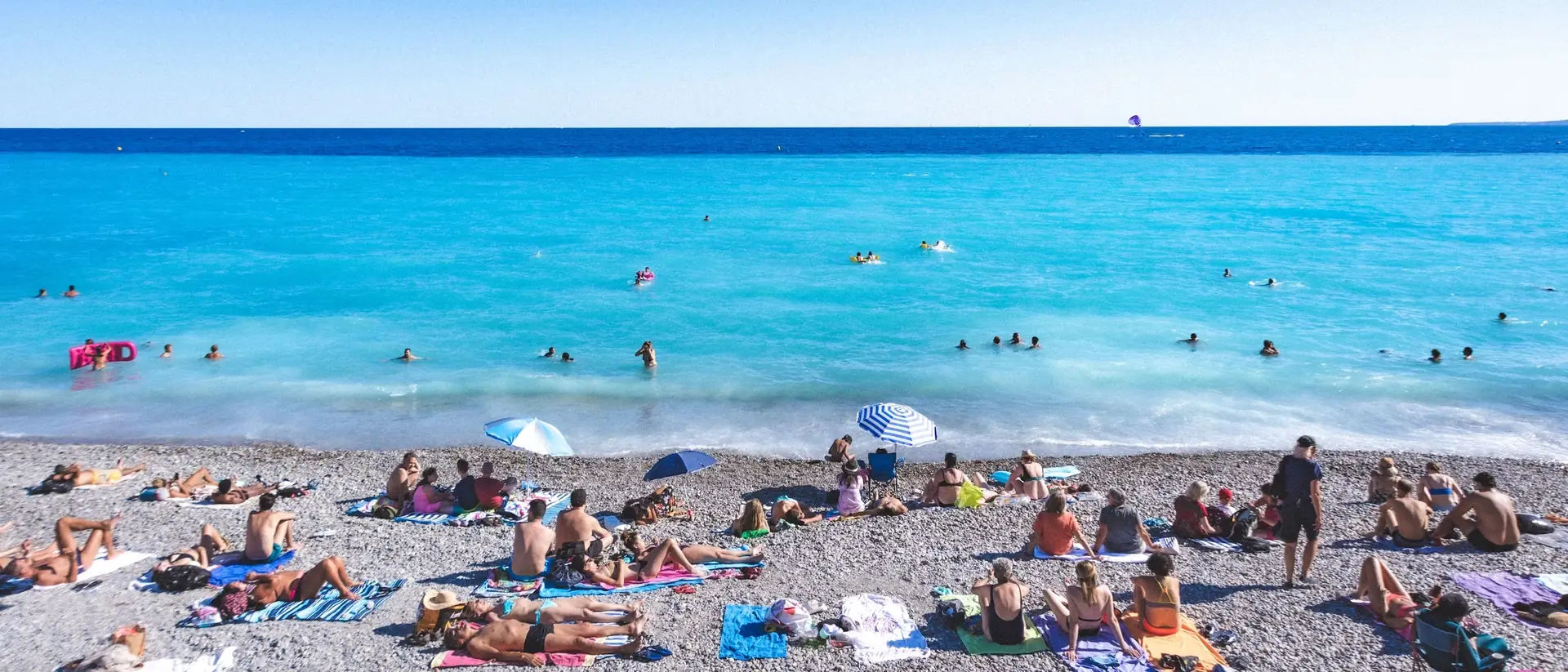 Nice, la mer et les toits de la vieille ville