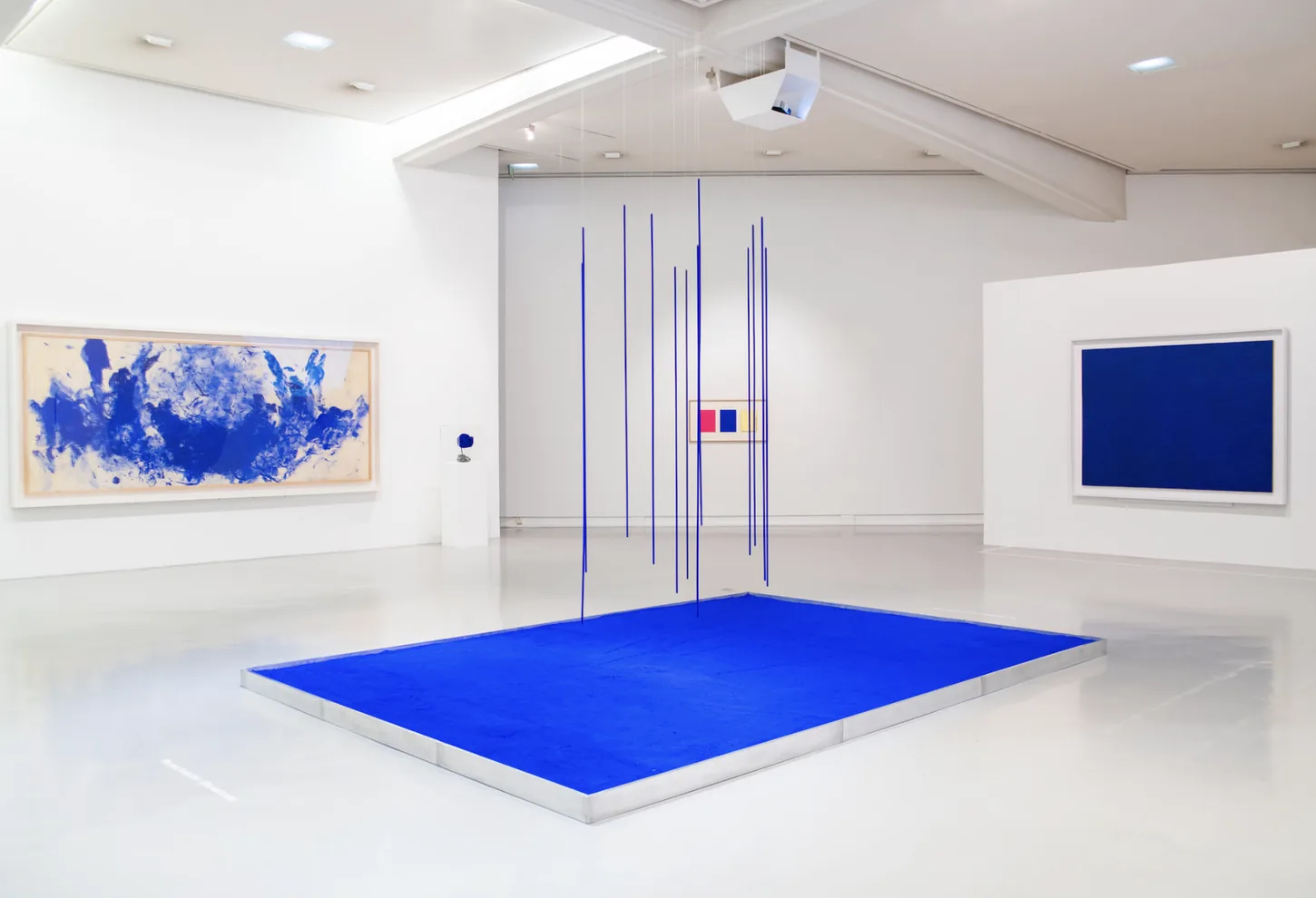 La salle Yves Klein du MAMAC : monochromes et pigment bleu IKB